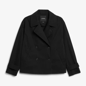 Kort trenchcoat  - Svart kort trenchcoat från monki. Knappt använd. Säljes då jag har råkat få två. Pris kan diskuteras