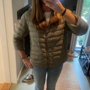 Herno jacka - Säljer denna Herno jacka som är grön/beige. Passar S/M (på första bilden har jag vikt upp ärmarna)🥰