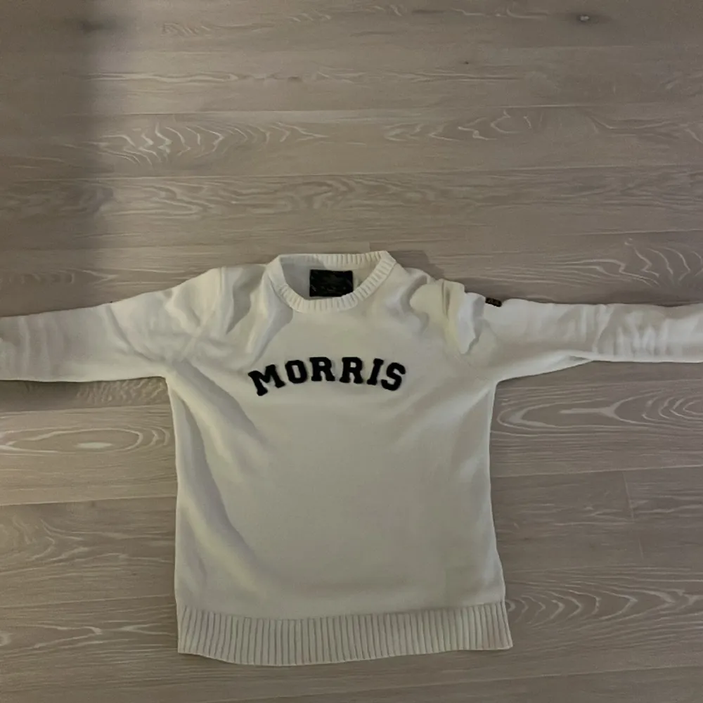 Nu säljer jag en stickad Morris tröja. Tröjan är inte jätte använd och har mycket kvar att ge. Skicket är asså bra. Priset kan diskuteras. Såklart är tröjan äkta. Storleken är L men passar M. Tröjor & Koftor.