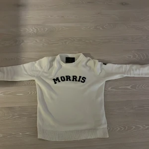 Stickad morris tröja - Nu säljer jag en stickad Morris tröja. Tröjan är inte jätte använd och har mycket kvar att ge. Skicket är asså bra. Priset kan diskuteras. Såklart är tröjan äkta. Storleken är L men passar M