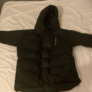 Sailracing jacka L - Väldigt fin jacka inga hål eller liknade väldig varm och skön på vintern. Storleken:large  Mvh:Charlie 