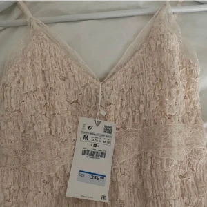Zara klänning - Helt oanvänd! Prislapp finns kvar. Storlek M men passar mig som vanligtvis har S, stretchigt material