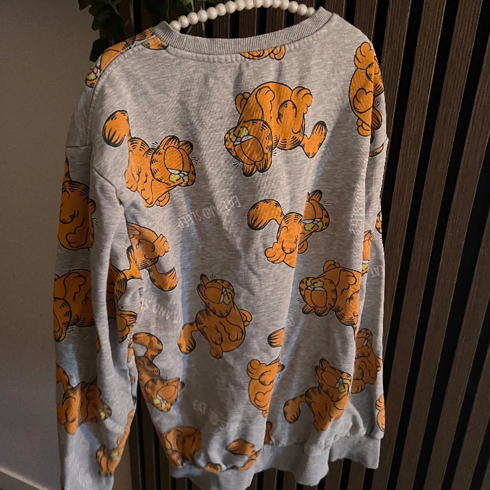 Säljer denna då jag inte använder den längre och behöver rensa garderoben, säljer för 100kr vid annan affär 80kr. Hoodies.