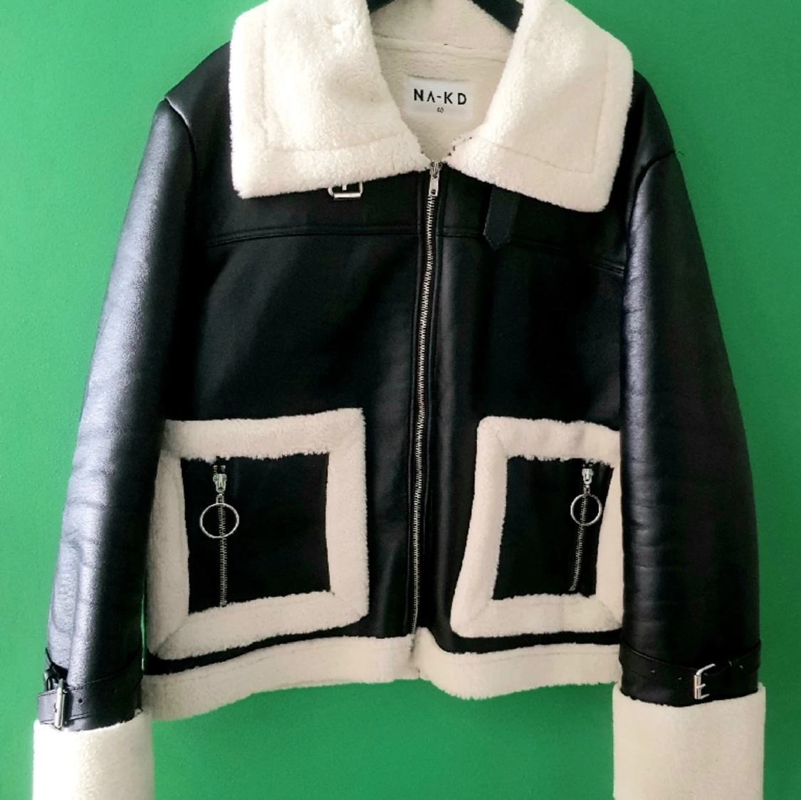 Fodrad sherlingjacka i skinnimitation