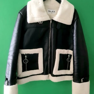 Fodrad sherlingjacka i skinnimitation - Mycket gott skick. Fodrad med skinnimitation. Med snygga detaljer. 