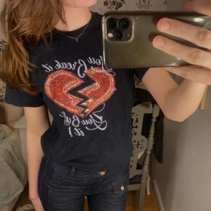 T-shirt  - T-shirt med coolt tryck, använd fåtal gånger. Köpt för 300kr💕