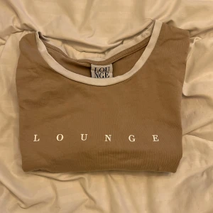 Croppad t shirt  - Säljer en croppad t shirt från lounge i fint skick. 