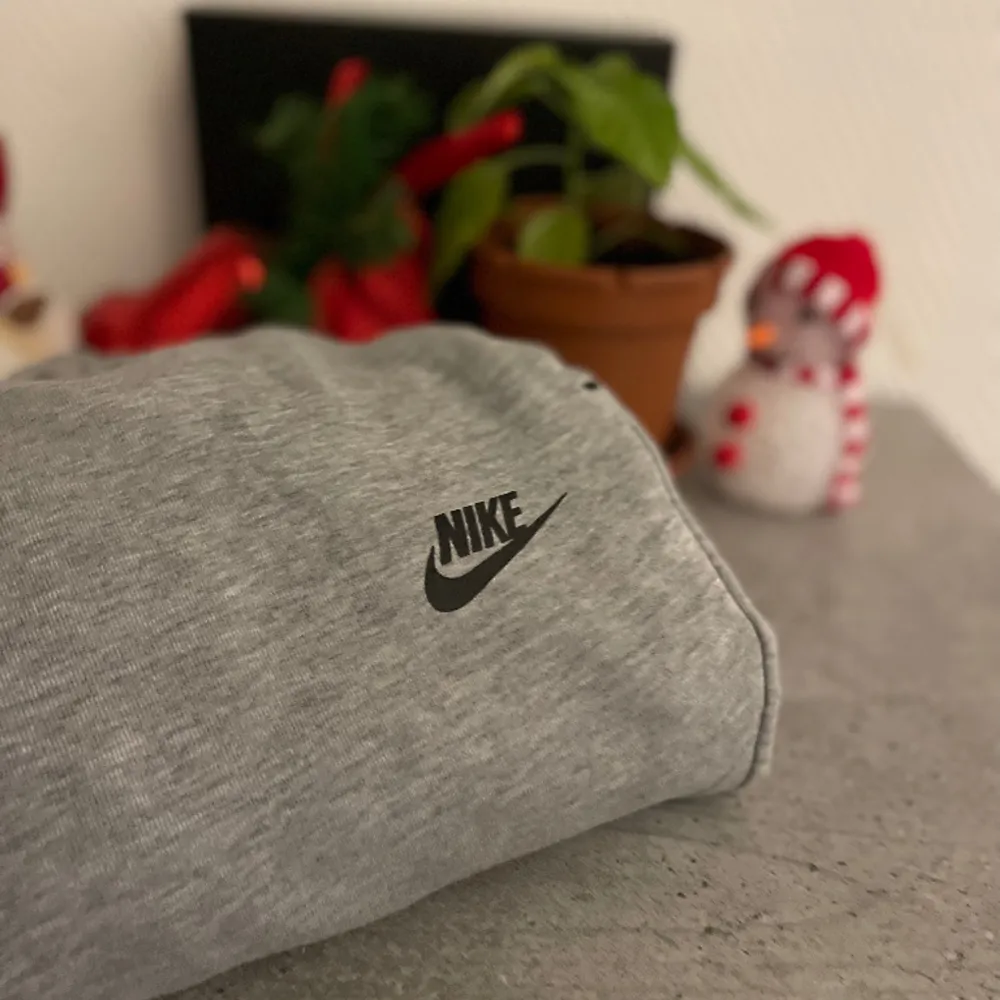 Säljer min fräscha oanvända Nike Tech som tyvär är för lite Hoppas ni vill köpa 👍. Farkut & Housut.