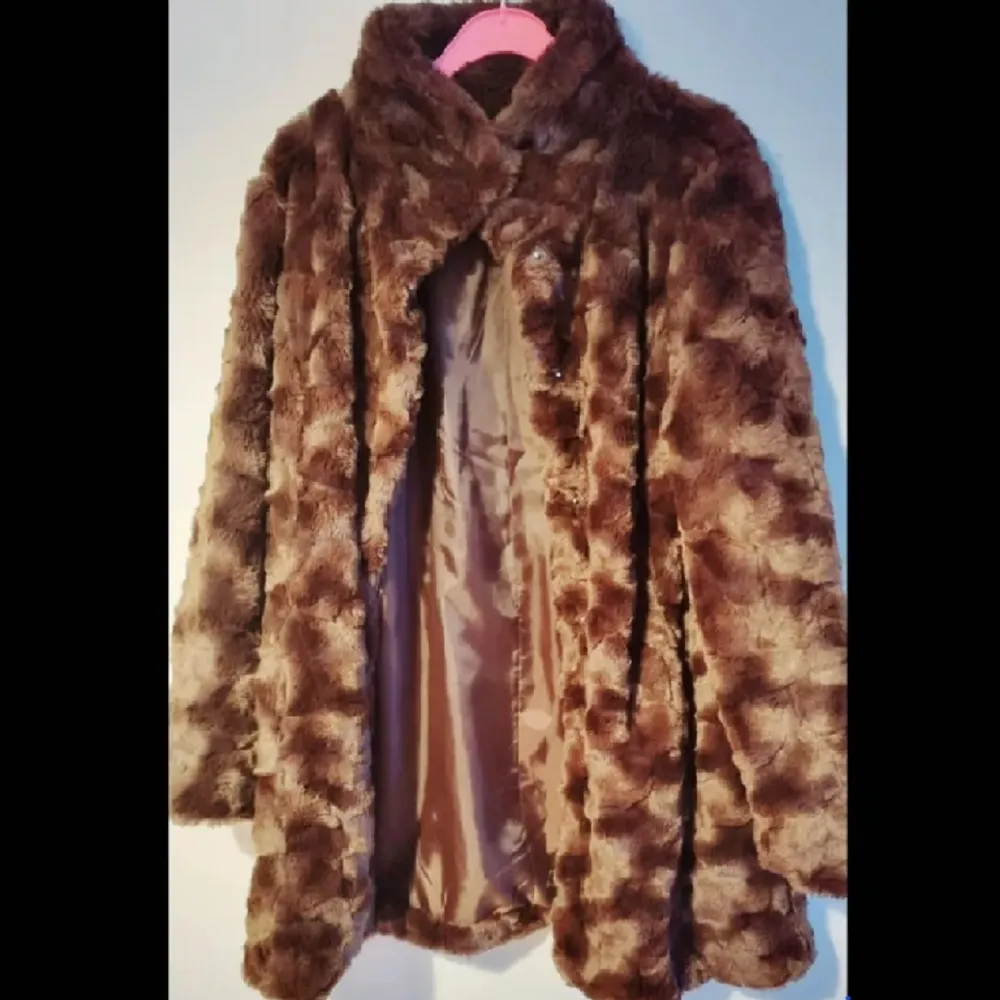En jätte fin faux fur coat, från ellos, aldrig använd och säljer för mindre en priset som var köpt för. Köp om du vill se ut som en rik rysk heiress . Jackor.