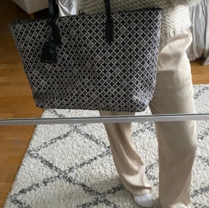 Malene Birger väska  - Malene Birger väska mellanstora modellen❣️❣️pris kan såklart diskuteras om det är så Nypris är ca 2500 drygt 