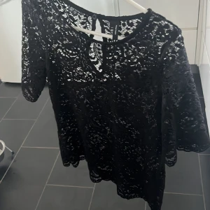 Spets tshirt - Oanvänd , passar Xs/S