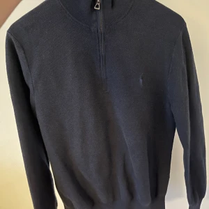 Polo Ralph Lauren-tröja - Detta är en RL quarterzip i bomull. Den är storlek M men kan ha krympt lite i tvätten. Nypris är 1800kr men mitt pris 599. Jag är öppen för stt sänka priset om det blir en smidig affär. Den är köpt på NK