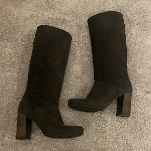 Höga boots  - Köpta på Plick för lite mer än ett år sedan, men har inte kommit till så mycket användning. Täcken på användning men väldigt fina ändå! (Det är storlek 39, men har funkar för mig som har storlek 38) pris kan diskuteras! 💕