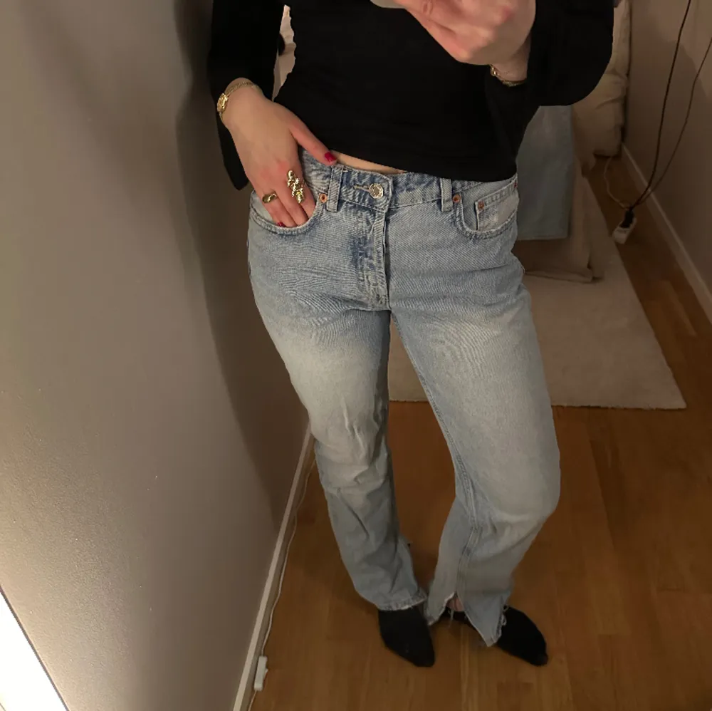 Säljer nu dessa super snygga jeansen från zara med slits😍. Jeans & Byxor.