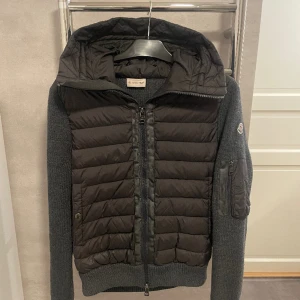 Moncler Tricot Cardigan - Säljer denna feta Cardigan, storlek M, riktigt bra skick! 