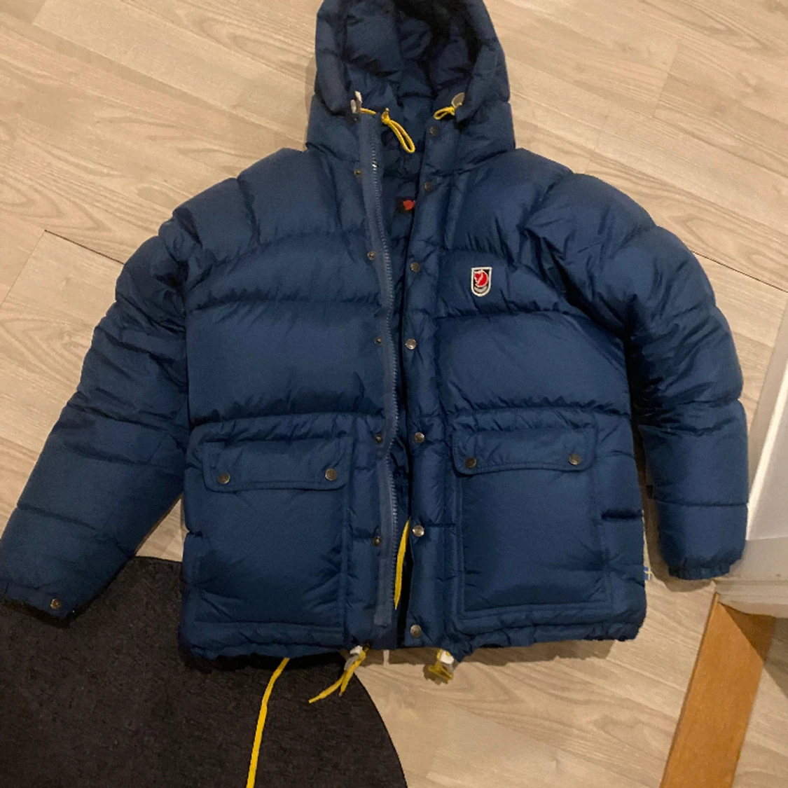 Marinblå fjällrävsjacka