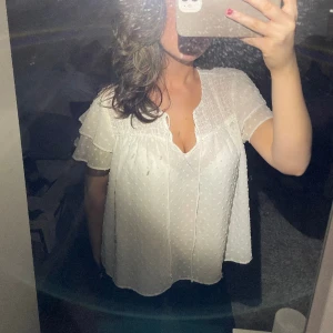 Vit blus  - Så gullig vit blus! har prickiga detaljer och volang på ärmarna. Bra skick🎀 klicka gärna på köp nu, pris kan diskuteras vid snabbaffär 