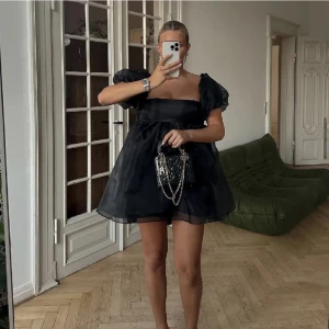 Klänning Lojsan Wallin - Säljer denna helt slutsålda och populära klänningen från Lojsan Wallin x NA-KD❣️