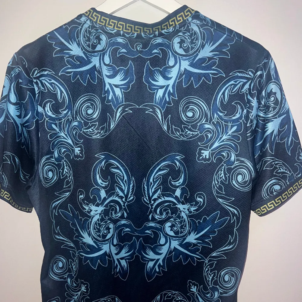 Versace tröja som är perfekt till sommaren,  Köpte den för 899 kr  Säljer den billigt då den inte passar längre,  Skriv vid funderingar eller annat😃. T-shirts.