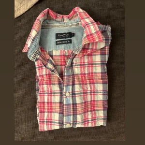 Rutig skjorta (herr) - Fin kortärmad och rutig skjorta ifrån East West. Storleken är M(herr)