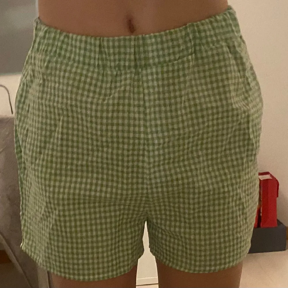 Gröna och vita rutiga shorts! Använda fåtal gånger så väldigt fint skick, perfekta till en varm sommardag på stranden eller bara att gå runt i hemma.. Shorts.