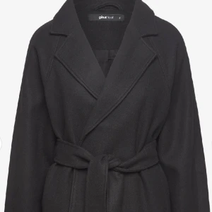 Svart kappa  - Säljer min svarta kappa från Gina! Använd 1 gång. Skriv för mer bilder!!