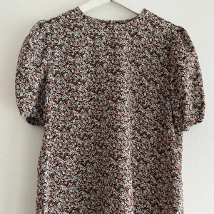 Blommug blus - Nytt skick🌸