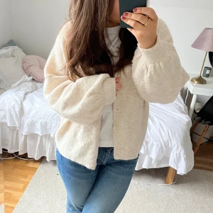 Kofta - Jättesöt tjock kofta med puffärmar, använd ett fåtal gånger så har inga tecken på användning 