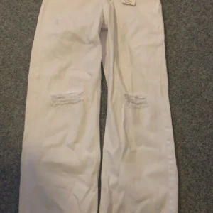 Jeans - Vita jeans med hål i knäna. Aldrig använt och lappen sitter kvar. Vet ej vad jag fått dom ifrån drf jag säljer dom. Kontakta mig på dm vid frågor och bilder på byxorna ❤️