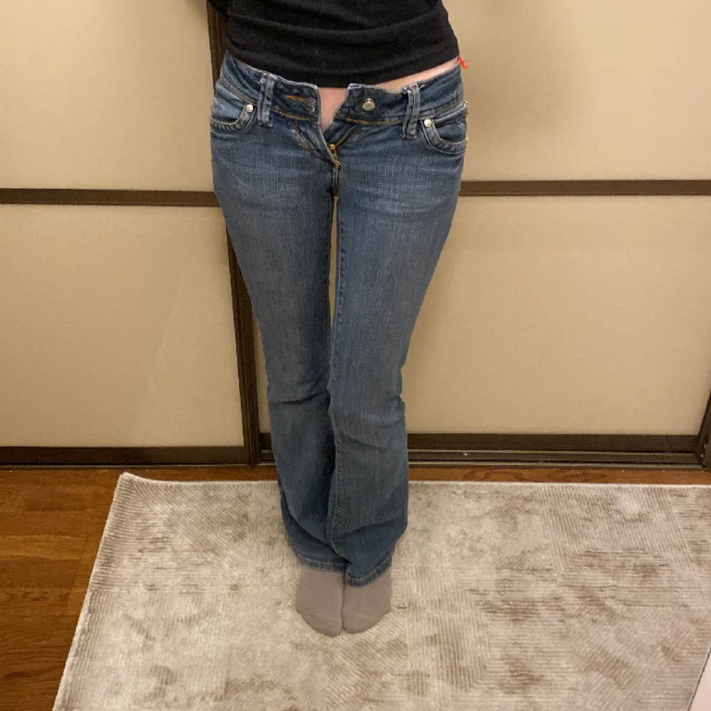 Super snygga bootcut Miss vivi jeans med vita kronor på fickorna. Inga defekter förutom en utbytt knapp. Midjemått: 34cm rakt över, innerbenslängd: 81cm. Jeans & Byxor.
