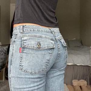 Lowrise bootcut jeans med jättesnygga fickor! Midjemåttet är 36 tvärs över och innerbenslängden 83💕