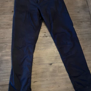 Tommy Hilfiger TH Flex 30/32 - Mörkblå chinos med stretch