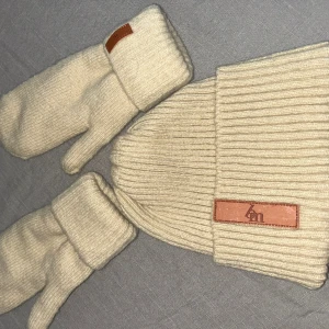 Baby mocs vantar och mössa - Endast använda 1 gång samma dag som dem var köpta. Säljer pga jag redan har hemma men blev en akut köp som inte kommer till någon användning. Mössa och vantar köpta för 400kr totalt och säljer för 150kr.