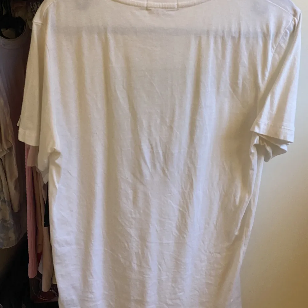 Säljer denna vita Calvin Klein T-shirt från Kidsbrandstore. Säljer den då jag inte använder den längre. Den är i super bra skick. Endast använt ett få tal gånger. Storlek: 16år (176) Ny pris: 499:- Säljer den för: 299:-. T-shirts.