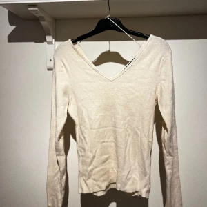 Långärmad tröja - Elegant tröja i en fin beige färg. Bra skick- nästan oanvänd. 