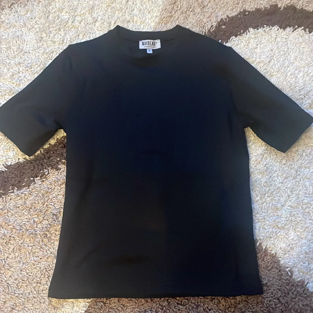 Jag säljer en comprestion shirt. Materialet är väldigt töjbart och passar alla kroppsformer. Den är bra att använda på gymet eller bara ha på sig den på vardagar. I färg svart.. T-shirts.