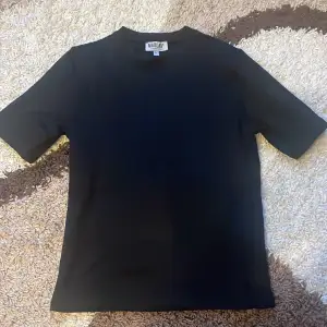 Jag säljer en comprestion shirt. Materialet är väldigt töjbart och passar alla kroppsformer. Den är bra att använda på gymet eller bara ha på sig den på vardagar. I färg svart.