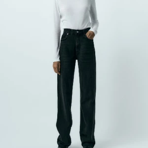 Helt nya zara jeans  - Säljer dessa helt nya Zara jeans som jag missade returnera. Prislapp på och aldrig ens prövade. Köpta för 499kr. 