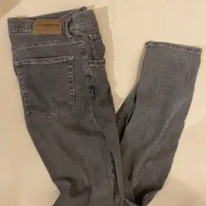 Tja, säljer mina väldigt feta jeans från j.lindeberg byxorna är i riktigt fint skick, de är i storlek 31 och är slim fit. 