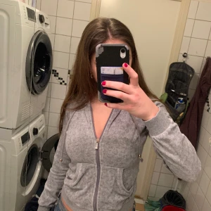 Huvtröja Juicy liknande - Söt, kort huvtröja från gina med små detaljer som en krona och pärla på dragkedjan