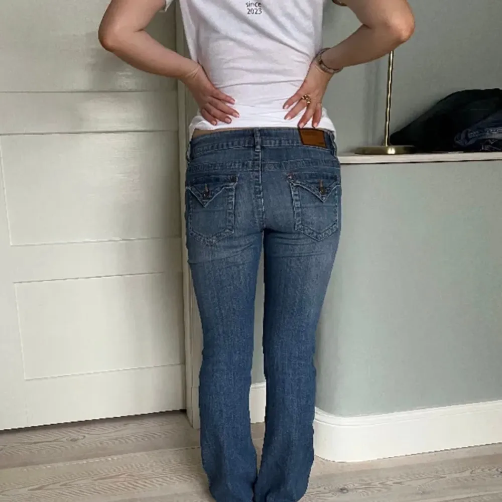 (Lånade bilder) Lågmidjade jeans med snygga bakfickor. Köpta av Perfect jeans här på plick och har ej använt dom. Toppen skick! Midjemått rätt över: 39 cm | Innerbenslängd: 78 cm | Lårmått rätt över: 22 cm Säljer för samma pris som jag köpte dom för. . Jeans & Byxor.