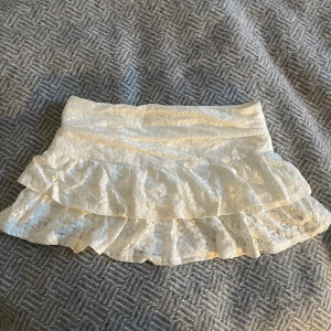 Vit blommig kjol - En kort vit kjol från cider. Super bra skick! 