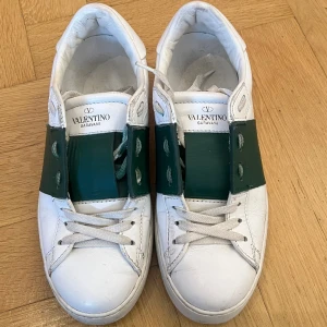 Valentino Open Sneakers 36/37 - Valentino Open Sneakers i storlek 36. Använda men i fint skick. Köpta på Vestiaire Collective och kan därmed garantera äkthet. Passar generellt sett 36/37. Går inte ner mer i pris.