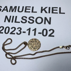 Flatbush Zombies guld halsband  - Flatbush Zombies guld halsband  Skick 9,5/10  Väldigt limiterad och svår att få tag i.