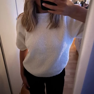 stickad t-shirt - Säljer min stockade t-shirt då jag inte använder den längre💕 Den är använd fåtal gånger så den är i nyskick!