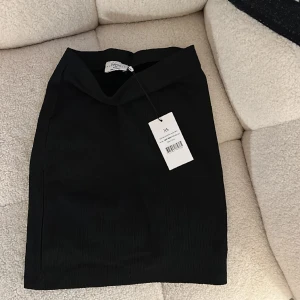 Helt ny kjol  - Svart kjol ifrån hanna schönberg x NAKD, helt ny 