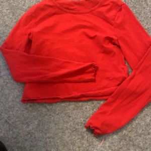 Tröja - Röd långärmad tröja. Kontakta mig på dm vid frågor och bilder om tröjan 