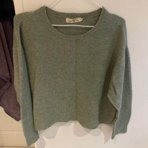 Stickad grön tröja  - En stickad  tröja i kort modell i en mild grön färg. Underbar till hösten. 