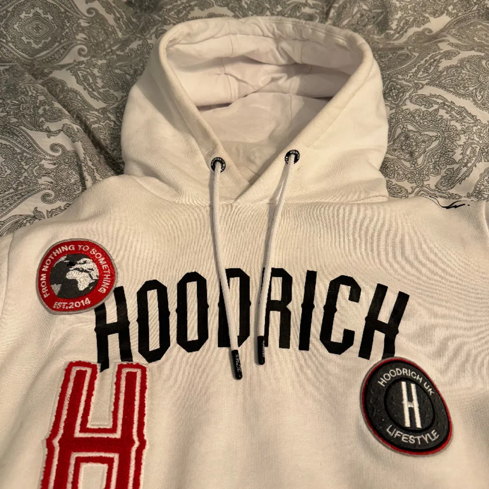 Säljer denna hoodie efter som den inte kommer till användning. Hoodies.