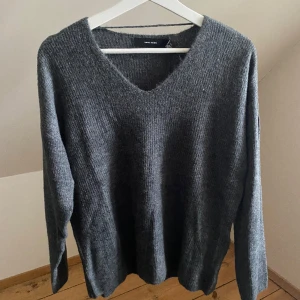 Stickad tröja - Jätte fin tunn stickad tröja från Vero Moda. Aldrig använd och prislappen sitter kvar🥰